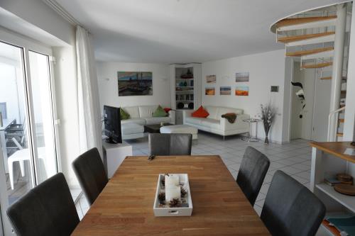 Spiekeroog Ferienwohnung Haus Krönchen Whg. 8 - Wohn-/ Essbereich -2x Zugang Terrasse-