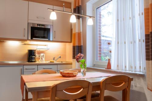 Spiekeroog Ferienwohnung Haus &quot;Lieke Deeler&quot; - 1 - Blick auf den Essbereich und die Küche