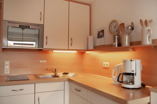 Spiekeroog Ferienwohnung Haus &quot;Lieke Deeler&quot; - 10 - Blick auf die Küchezeile