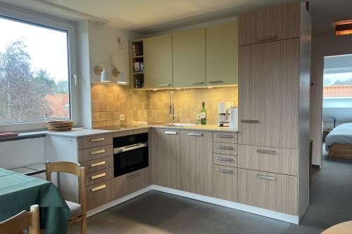 Spiekeroog Ferienwohnung Haus "Lieke Deeler" - 12 - Blick auf die Küchenzeile
