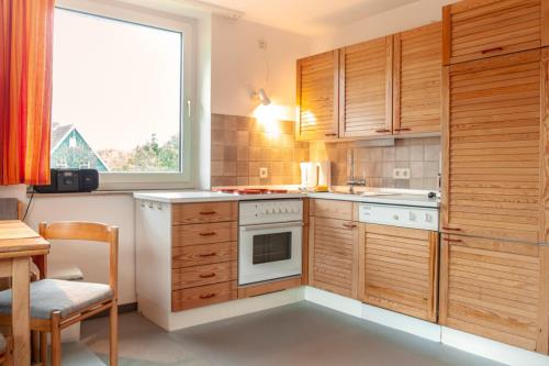 Spiekeroog Ferienwohnung Haus &quot;Lieke Deeler&quot; - 12 - Blick auf die Küchezeile