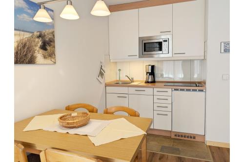 Spiekeroog Ferienwohnung Haus &quot;Lieke Deeler&quot; - 2 - Blick auf den Essbereich und die Küche