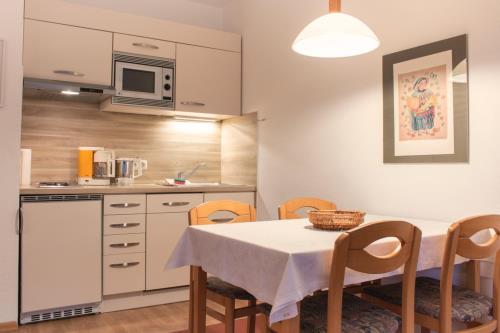 Spiekeroog Ferienwohnung Haus &quot;Lieke Deeler&quot; - 3 - Blick auf den Essbereich und die Küche