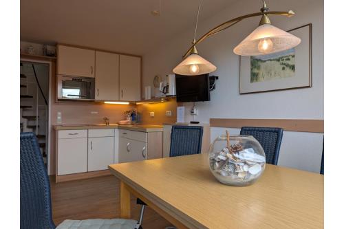 Spiekeroog Ferienwohnung Haus &quot;Lieke Deeler&quot; - Küche mit Esstisch