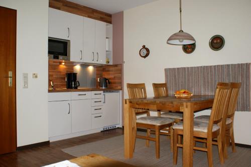 Spiekeroog Ferienwohnung Haus &quot;Lieke Deeler&quot; - 7 - Blick auf den Essbereich und die Küche