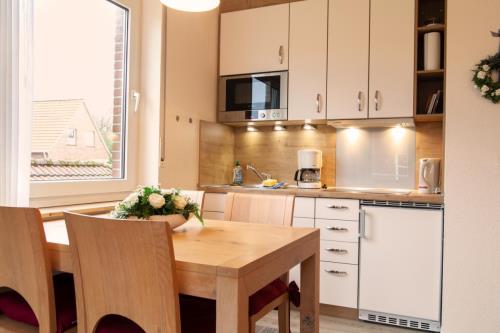 Spiekeroog Ferienwohnung Haus &quot;Lieke Deeler&quot; - 8 - Blick auf den Essbereich und die Küche