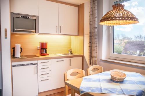 Spiekeroog Ferienwohnung Haus &quot;Lieke Deeler&quot; - 9 - Blick auf den Essbereich und die Küche