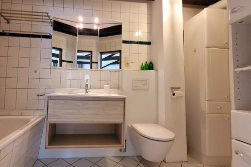 Spiekeroog Ferienhaus Haus Nordlicht - Badezi OG (Wanne,Dusche,WC)