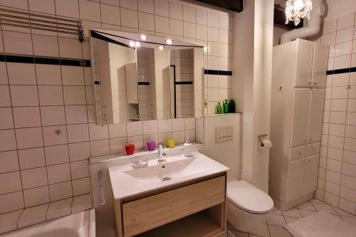 Spiekeroog Ferienhaus Haus Nordlicht - Badezi OG (Wanne,Dusche,WC)