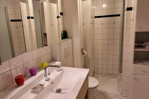 Spiekeroog Ferienhaus Haus Nordlicht - Badezi OG (Wanne,Dusche,WC)