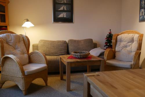 Spiekeroog Ferienwohnung Haus Röben - 1 - Wohnzimmer/Sofa