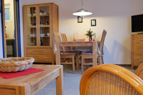 Spiekeroog Ferienwohnung Haus Röben - 1 - Wohnzimmer/Esstisch