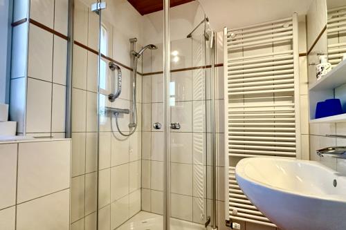 Spiekeroog Ferienwohnung Haus Roseneck - Kirschbaum - Badezimmer