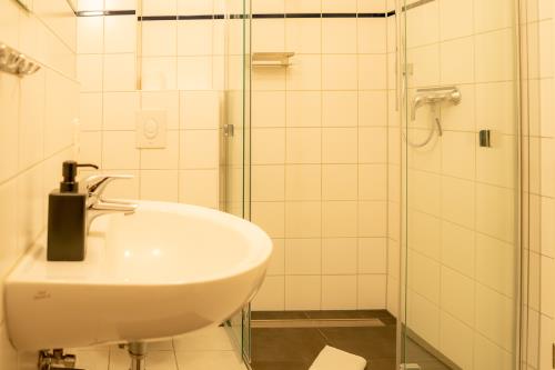 Spiekeroog Ferienwohnung Haus Seeschwalbe In d&#39; Dörp - 12 - Dusche / WC