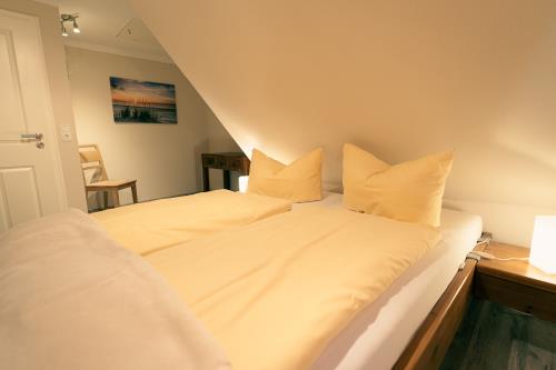 Spiekeroog Ferienwohnung Haus Seeschwalbe Up de Dün - 6 - Schlafzimmer 1