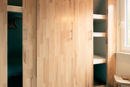 Spiekeroog Ferienwohnung Haus Seeschwalbe Up de Dün - 6 - separates Kleiderschrank Zimmer