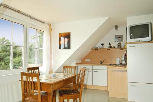 Spiekeroog Ferienwohnung Haus Sonnenstern - Backbord - Großzügiger Essbereich mit Küchenzeile