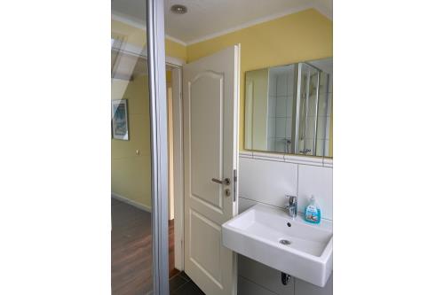 Spiekeroog Ferienwohnung Haus Süderhörn - 4 - Wohnung 4 - Badezimmer
