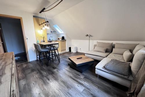 Spiekeroog Ferienwohnung Haus Wolf - Achterdeck - Wohnzimmer & Küchenzeile