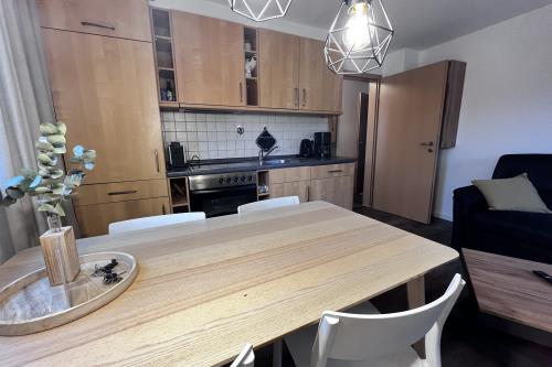 Spiekeroog Ferienwohnung Haus Wolf - Vorderdeck - Küchenzeile & Wohnzimmer