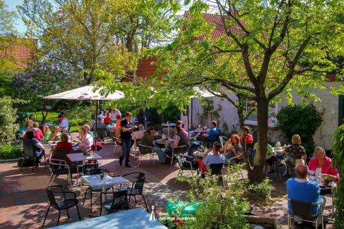 Spiekeroog Hotel-garni Hotel Zur alten Inselkirche - Kaffee-Garten
