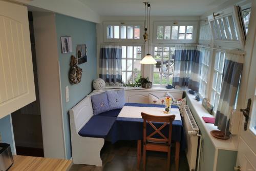 Spiekeroog Ferienwohnung Huus Wellhorn mit Atelier Mondstein - Eingang Küche mit Sitzecke