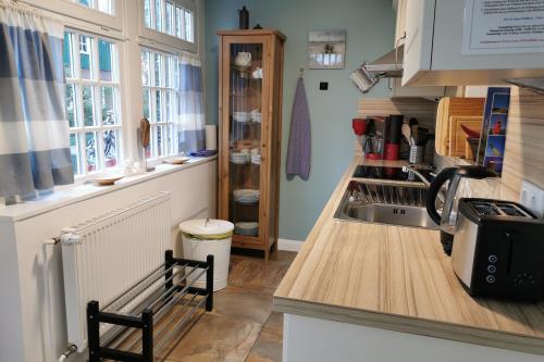 Spiekeroog Ferienwohnung Huus Wellhorn mit Atelier Mondstein - Küchenzeile vollständig eingerichtet!