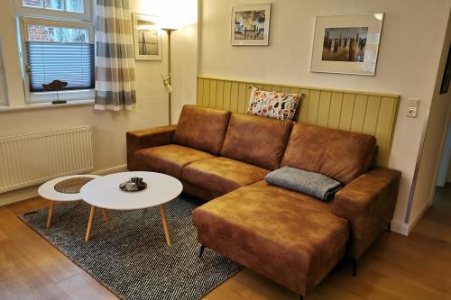 Spiekeroog Ferienwohnung Huus Wellhorn mit Atelier Mondstein - Wohnzimmer mit Blick auf die XL Couch