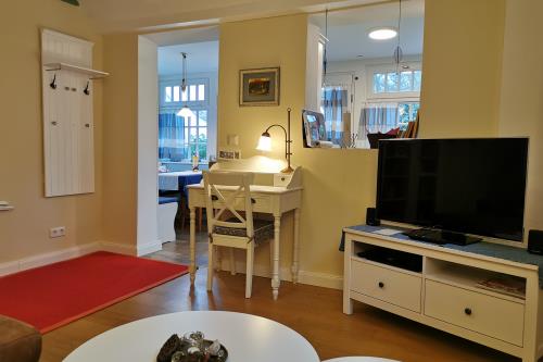 Spiekeroog Ferienwohnung Huus Wellhorn mit Atelier Mondstein - Blick von der Couch in die Küche