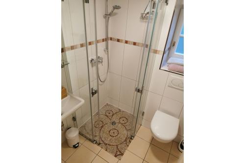 Spiekeroog Ferienwohnung Huus Wellhorn mit Atelier Mondstein - Badezimmer mit ebenerdiger Dusche