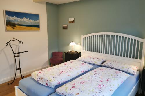 Spiekeroog Ferienwohnung Huus Wellhorn mit Atelier Mondstein - Schlafen unter antiken Balken