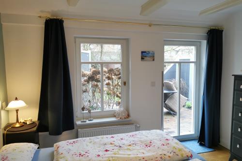 Spiekeroog Ferienwohnung Huus Wellhorn mit Atelier Mondstein - Schlafzimmer mit Sonnenterrasse