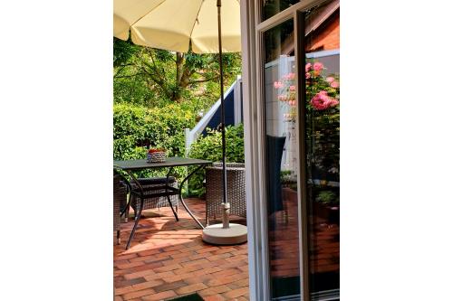 Spiekeroog Ferienwohnung Huus Wellhorn mit Atelier Mondstein - Vom Schlafzimmer in den Garten