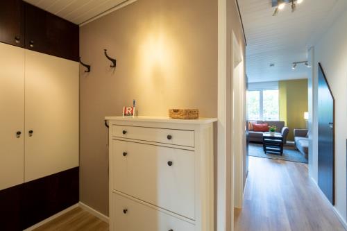 Spiekeroog Ferienwohnung Kamphuus Kajüte - 10/4 - Blick Flur-Wohnzimmer