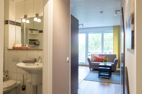 Spiekeroog Ferienwohnung Kamphuus Kajüte - 10/4 - Blick Bad-Wohnzimmer