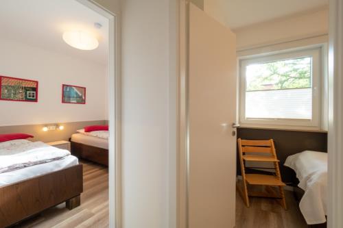 Spiekeroog Ferienwohnung Kamphuus Kajüte - 10/4 - Blick in beide Schlafzimmer