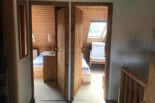 Spiekeroog Ferienwohnung Kamphuus, Whg. 8a - 8A - Flur mit Blick in Schlafzimmer 