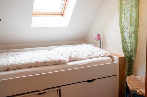 Spiekeroog Ferienwohnung Lütt Paradies - 1 - ojenbett mit Sternenblick (Bett 2m)
