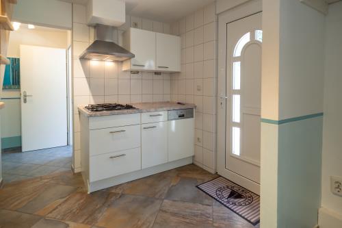 Spiekeroog Ferienhaus Pastors Tuun - Kochzeile Diele EG