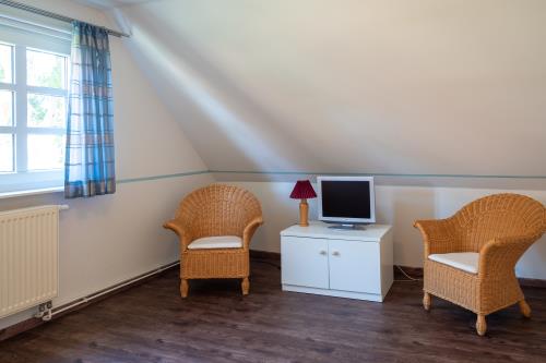 Spiekeroog Ferienhaus Pastors Tuun - Fernsehecke Schlafraum OG