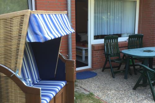Spiekeroog Ferienwohnung Picks Logierhaus, Neubau App. N3 - Terrasse mit Strandkorb