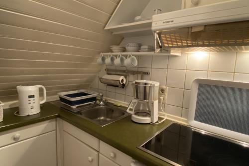 Spiekeroog Ferienwohnung Picks Logierhaus, Stammhaus - 1 - Küchenzeile