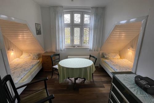 Spiekeroog Ferienwohnung Picks Logierhaus, Whg. 3 - Alkovenzimmer 2 Betten 