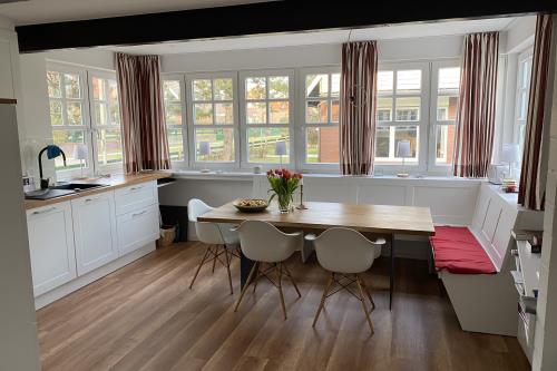 Spiekeroog Ferienhaus Rikes Huus - li liegt der Essplatz/Küche