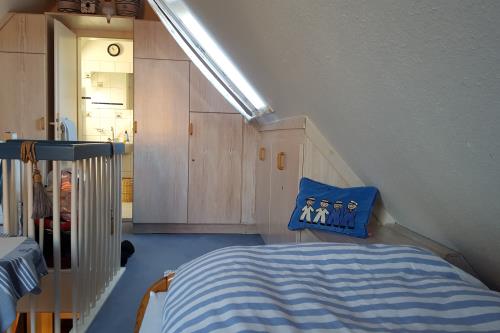 Spiekeroog Ferienwohnung Wes blied - Sei glücklich - 1 - Schlafen Spitzboden mit Blick ins Bad