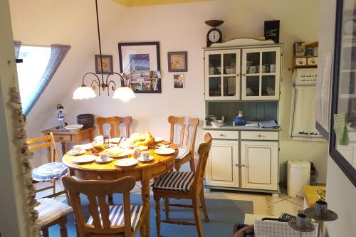 Spiekeroog Ferienwohnung Wes blied - Sei glücklich - Esszimmer unten
