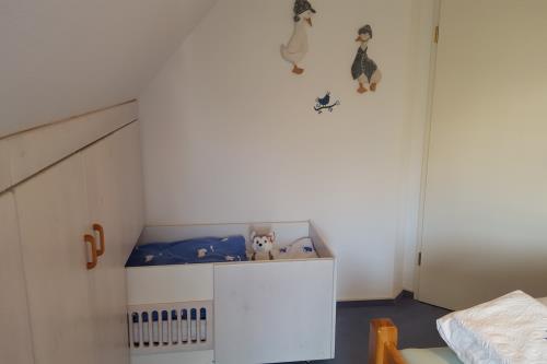 Spiekeroog Ferienwohnung Wes blied - Sei glücklich - Babybett Schlafzimmer unten