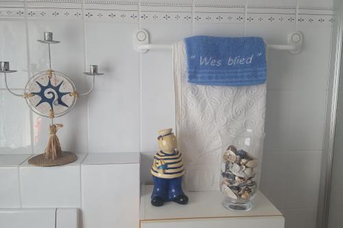 Spiekeroog Ferienwohnung Wes blied - Sei glücklich - Bad unten